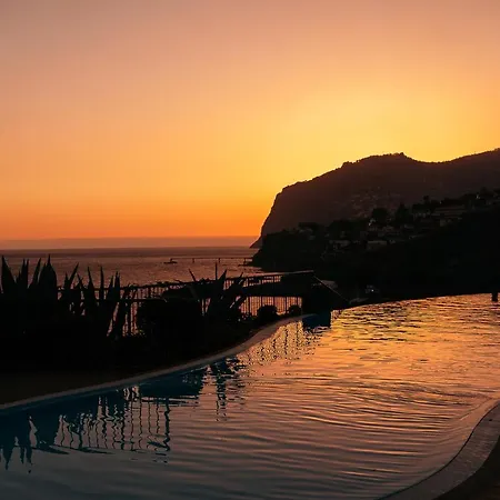 Infinity Pool & Amazing Sunset Ocean View Apartment